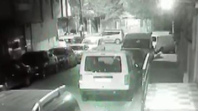 Gaziosmanpaşa'da direğe tırmanarak eve giren hırsız kameraya yakalandı