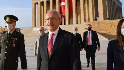 Kılıçdaroğlu, CHP'nin 99'uncu yaşında 99 gençle Anıtkabir'e çıktı