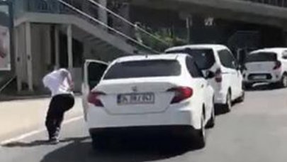 Kadıköy'de trafik kavgası: Peşinden koştu defalarca camı yumrukladı