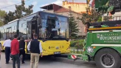 Tramvay yoluna giren İETT otobüsü kaza yaptı