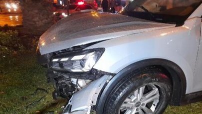 Fatih'te otomobil tur otobüsüne çarptı: 2 yaralı