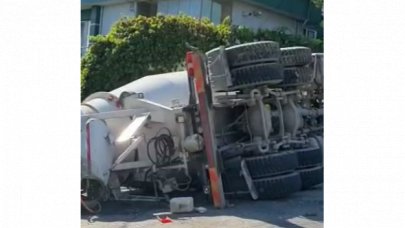 Büyükçekmece'de beton mikseri devrildi