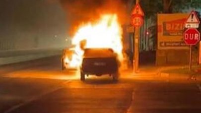 Zeytinburnu'nda otomobil alev alev yandı
