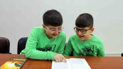 İki kardeş kekeme oldu