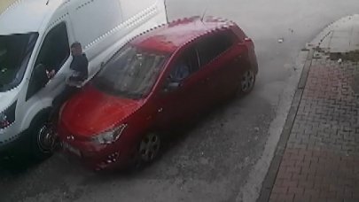 İki araç arasında sıkıştı kaldı