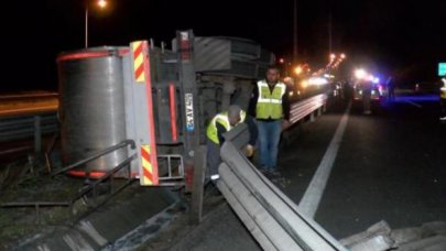 Otoyolda bariyerlere giren kamyon devrildi: 1 yaralı