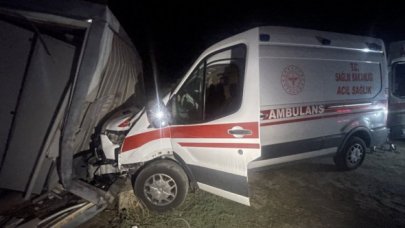 İçinde hasta olan ambulansı kaçırdı!