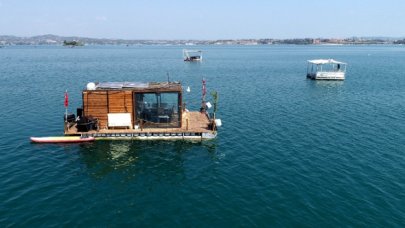 Gölde günlüğü 700 liraya kiralanan kaçak yapılar kıyıya çekilmeye başlandı