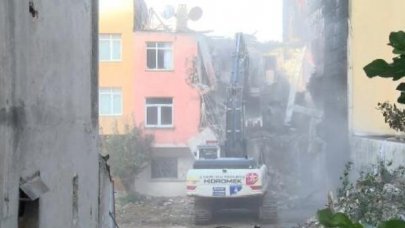Kadıköy'de 3 kişinin hayatını kaybettiği bina yıkıldı