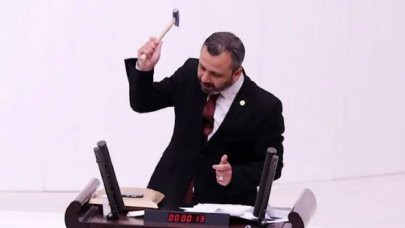 CHP’li vekil sansür yasasını boykot etmek için çekiçle telefonunu kırdı