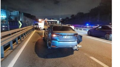 Küçükçekmece'de otomobille çarpışan hafif ticari araç devrildi