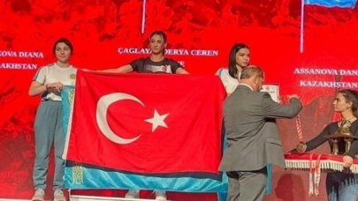 Türk sporcu, Kazak sporcunun yaptığı saygısızlığa cevap verdi