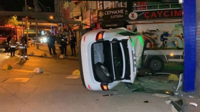 Kadıköy'de otomobil takla attı: 2 yaralı