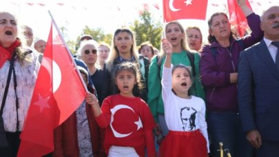 Kartal kırmızı beyaza boyandı