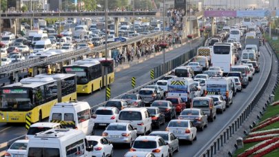 İstanbul'da trafik sıkıştı kirlilik arttı