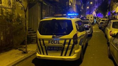 Dur ihtarına uymayan sürücü, polis memurunu kaputun üzerinde götürdü