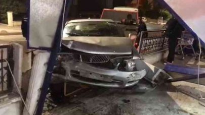 Sarhoş sürücü tabela devirdi