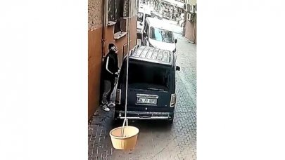 Park halindeki otomobili çalan şüpheli kamerada