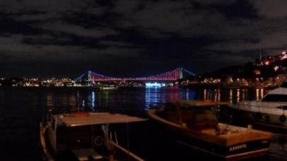 İstanbul'un köprüleri Azerbaycan bayrağının renkleri ile aydınlatıldı