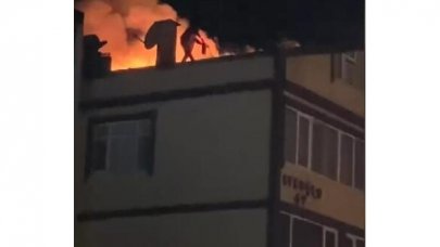 Arnavutköy'de bina sakinleri çatıya çıkıp yangına müdahale etti