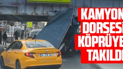 Aksaray'da kamyon üst geçite takıldı