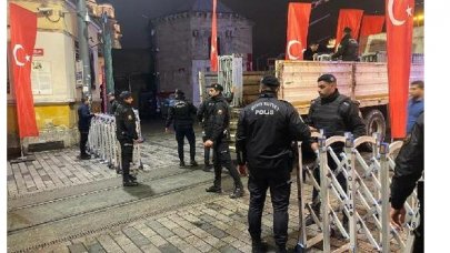 İstiklal Caddesi, beton saksılar kaldırıldıktan sonra  yaya trafiğine açıldı