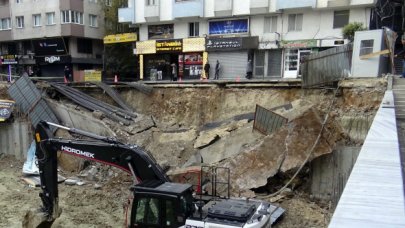 Avcılar'da yol çöktü!