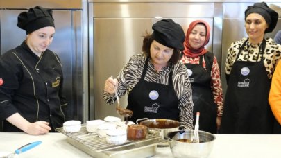 Kursiyerlerle çikolata yaptı