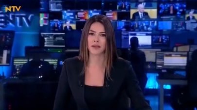 NTV spikeri Buse Yıldırım haber anonsu yaparken depreme yakalandı
