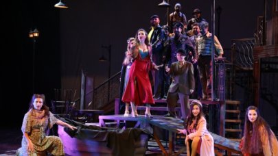 Tiyatroya doyacaksınız