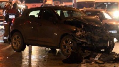 Bayrampaşa TEM bağlantı yolunda aynı noktada 2  zincirleme kaza: 2 yaralı