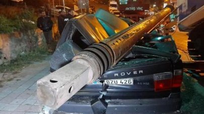 Eyüpsultan'da iş makinesinin tonlarca ağırlığındaki demir parçası cipin üzerine devrildi