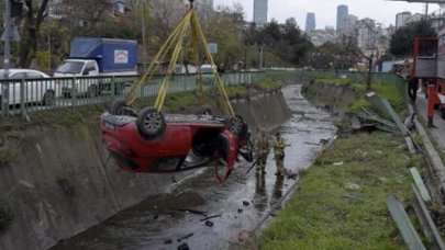Kağıthane'de otomobil dere yatağına uçtu: 2 yaralı