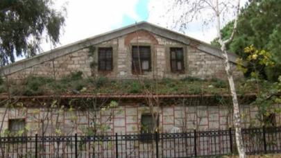 Fatih'teki tarihi manastır kaderine terk edildi