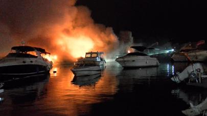Lüks tekneler yandı kül oldu