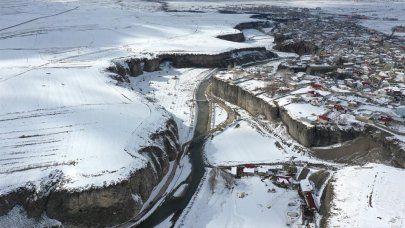 Ağrı'da Murat Kanyonu, ilkbaharda karla kaplandı