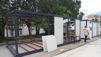 Bursa'daki meslek lisesinde depremzede öğrenciler için "konteyner sınıf" üretiliyor