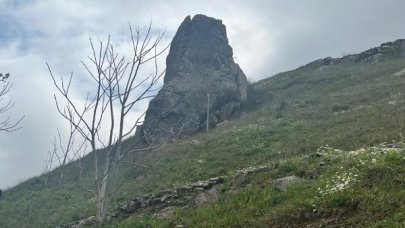 Maltepe'de yamaçtan düşen kaya parçaları mahalleliyi tedirgin ediyor