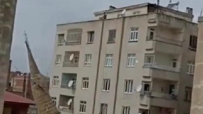 Depremde hasar gören cami minaresine kontrollü yıkım