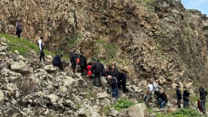 Kayalıklardan düştü, ambulans helikopterle hastaneye götürüldü