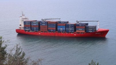 Cide açıklarında dümeni kilitlenen yük gemisi karaya oturdu