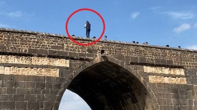 Tarihi On Gözlü Köprü’nün kemerinde halay çekti