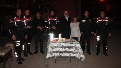 Kavga ihbarına gelen polislere pastalı sürpriz