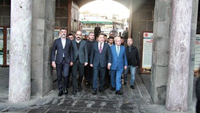 Ali Babacan, bayram namazını Diyarbakır’da kıldı