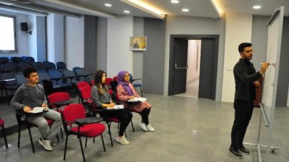 Depremzede öğretmen, kaldığı yurttaki gençleri üniversiteye hazırlıyor