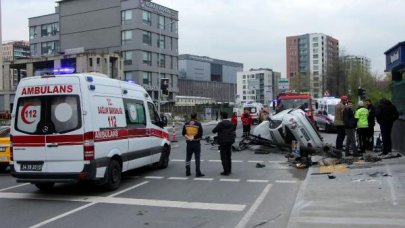 Kağıthane'de aydınlatma direğine çarpan otomobil takla attı: 2 yaralı