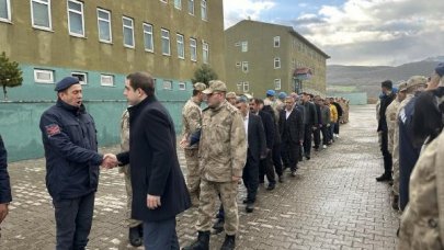 Bingöl'de 42 yıllık gelenek; önce Mehmetçik ile bayramlaştılar