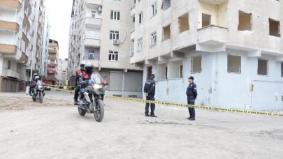 Hasar gören binalar ve enkaz alanlarında polis bayramda da nöbette