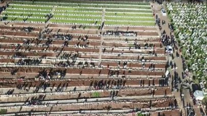 Adıyaman'da mezarlıkta buruk bayram