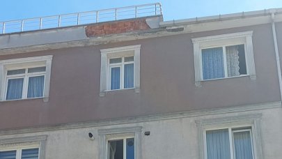Avcılar'da çatıdan düşen beton sıvalar kadını ağır yaraladı!